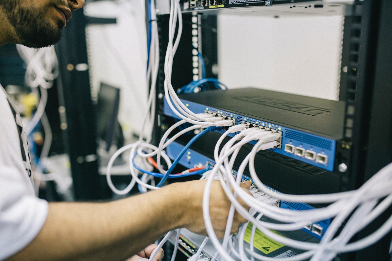Techniker verkabelt Switches im Serverschrank